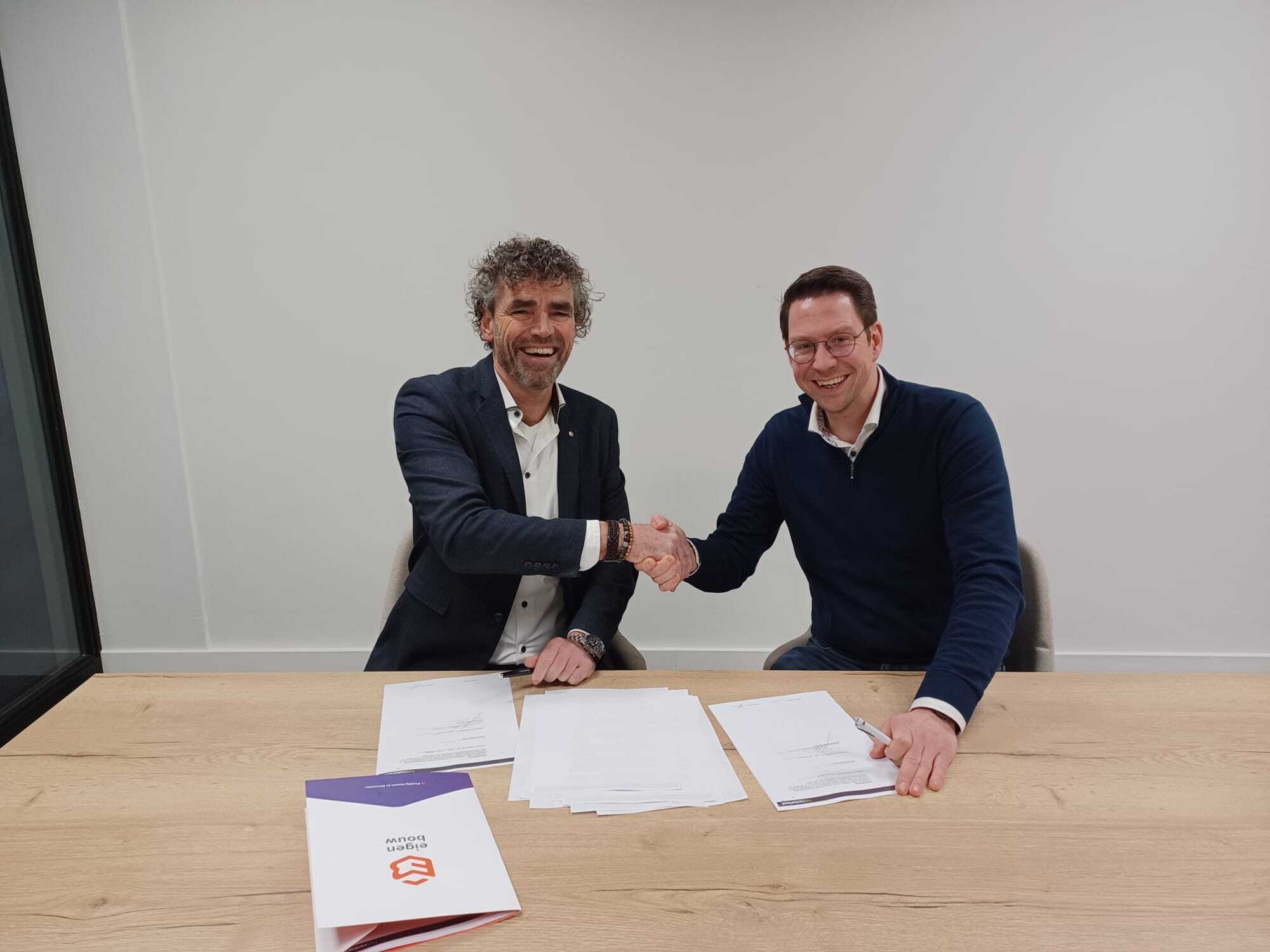 Directeur-bestuurder Edward van der Geest (Eigen Bouw) en Jaap Huibers directeur-bestuurder van Rentree bij ondertekening koopovereenkomst in december 2022